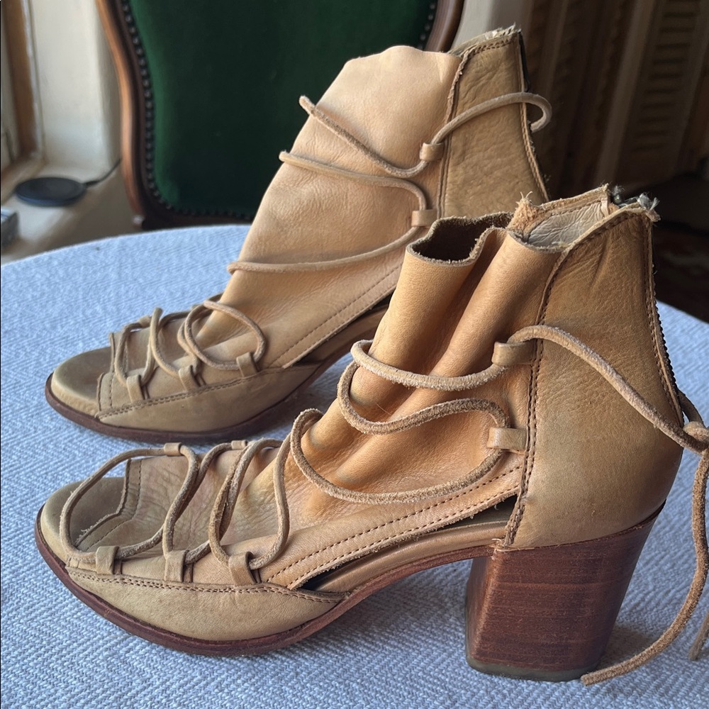 “Baske” Chic Tan Women's Heeled Sandals, zip up backs. Super soft leather. SZ 9